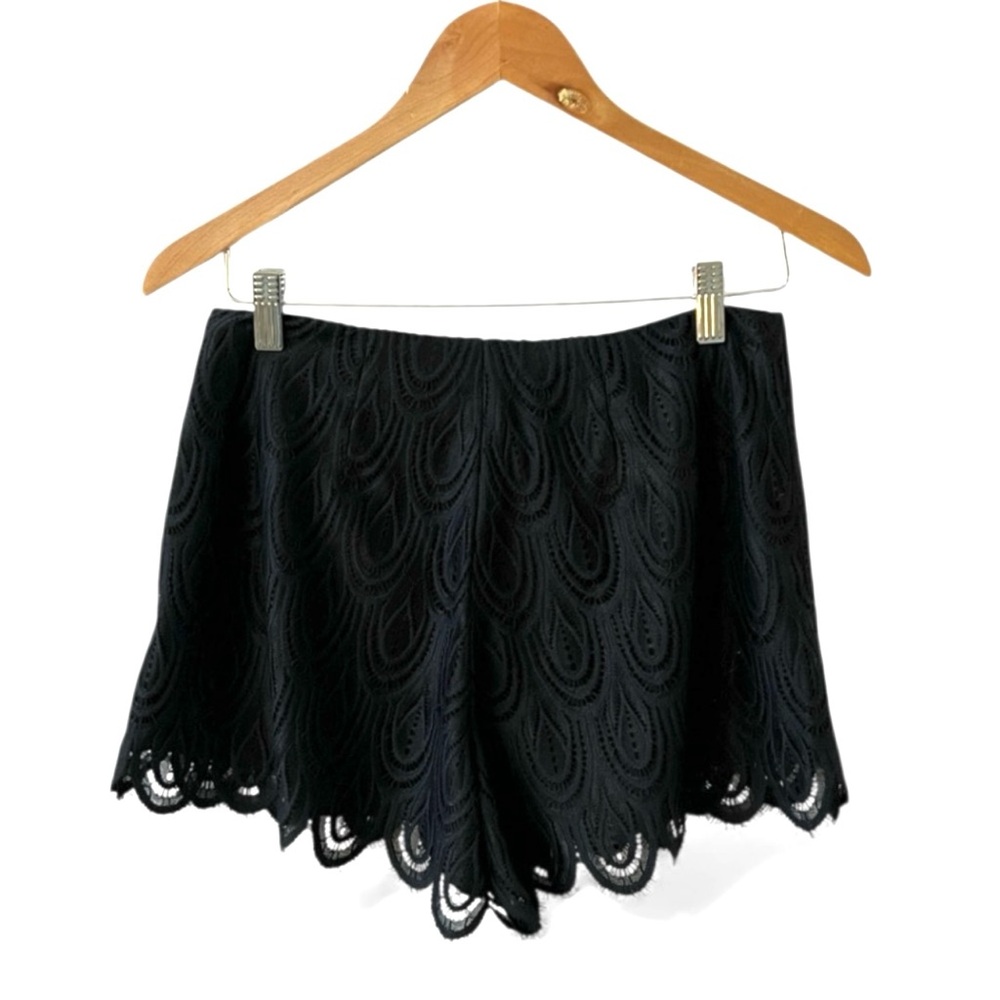 Lilly Pulitzer Hutton Shorts in black Two-Tone Feather Eyelet Scallop Lace 8 - Picture 2 of 9